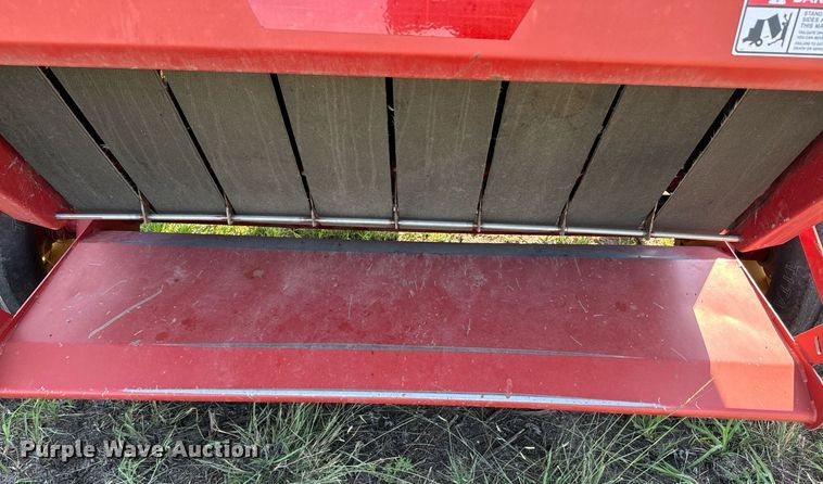 image for item OE9242 2001 New Holland 688 round baler