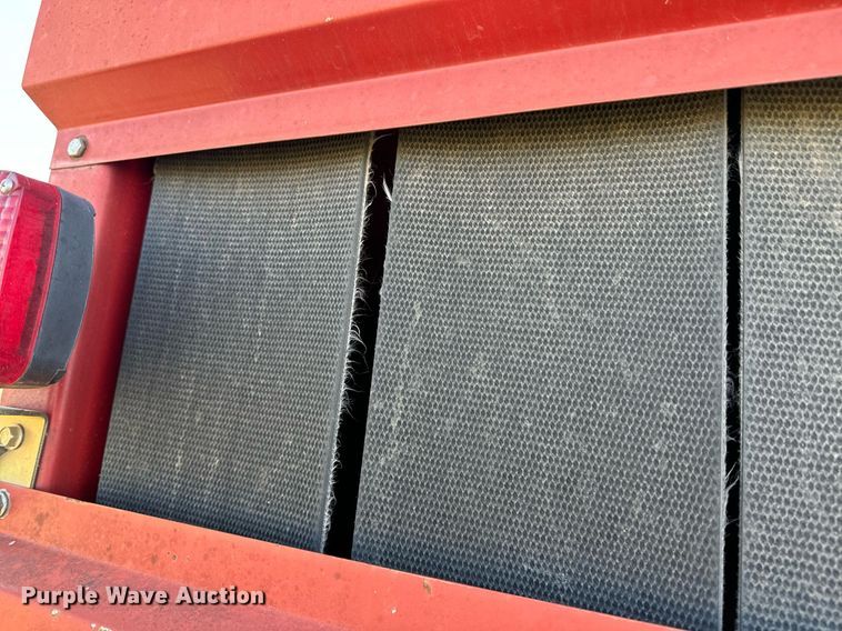 image for item OE9242 2001 New Holland 688 round baler