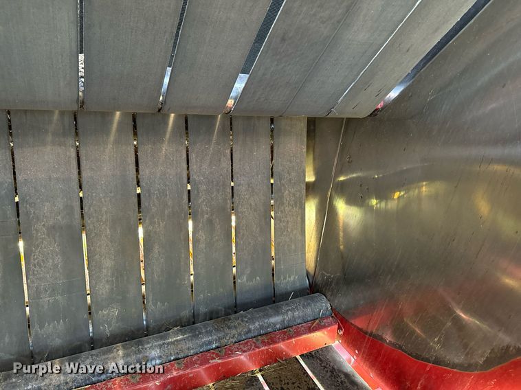 image for item OE9242 2001 New Holland 688 round baler