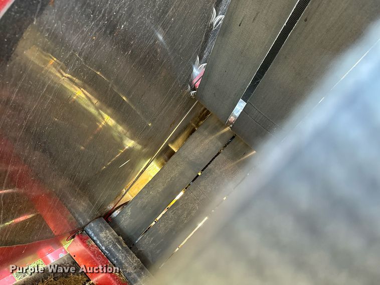 image for item OE9242 2001 New Holland 688 round baler