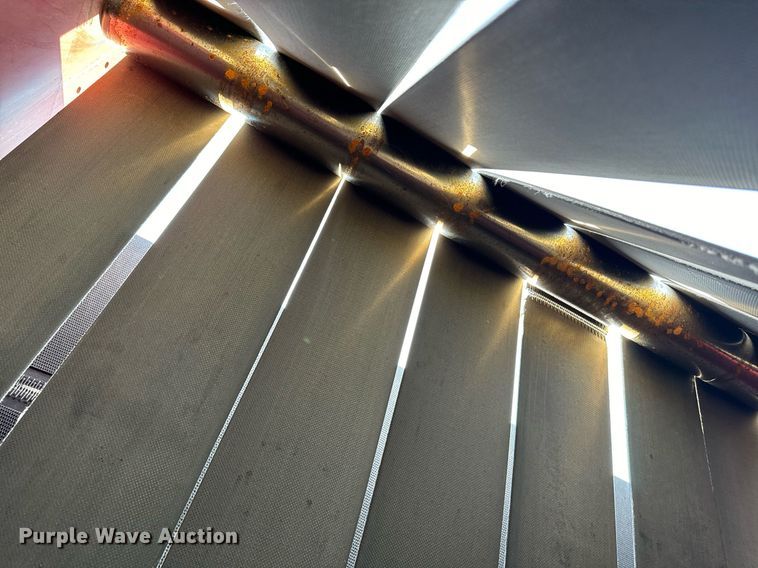 image for item OE9242 2001 New Holland 688 round baler