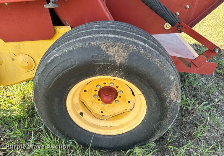image for item OE9242 2001 New Holland 688 round baler
