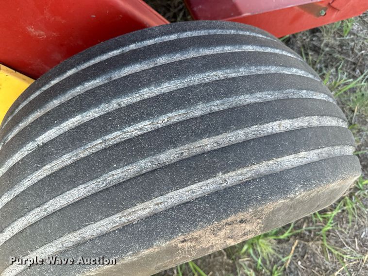 image for item OE9242 2001 New Holland 688 round baler