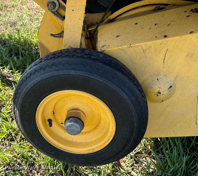 image for item OE9242 2001 New Holland 688 round baler