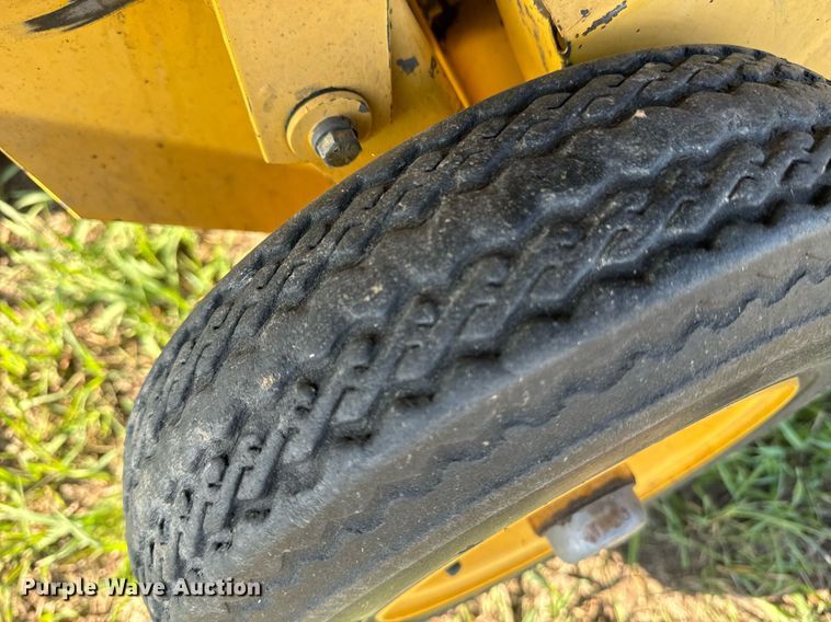 image for item OE9242 2001 New Holland 688 round baler