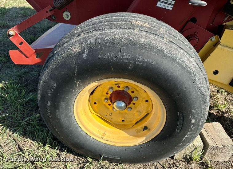 image for item OE9242 2001 New Holland 688 round baler