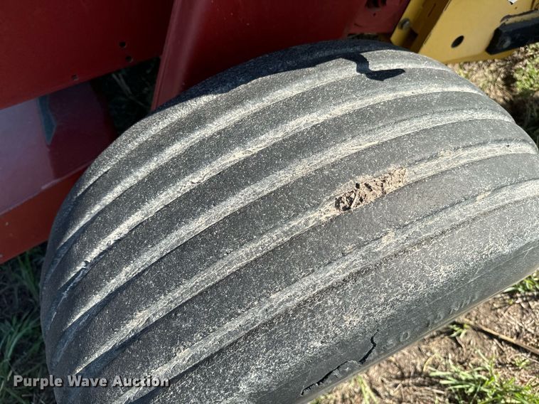 image for item OE9242 2001 New Holland 688 round baler