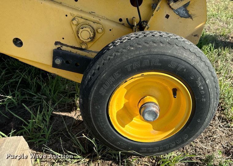 image for item OE9242 2001 New Holland 688 round baler