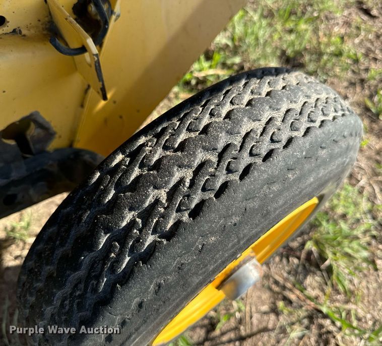 image for item OE9242 2001 New Holland 688 round baler