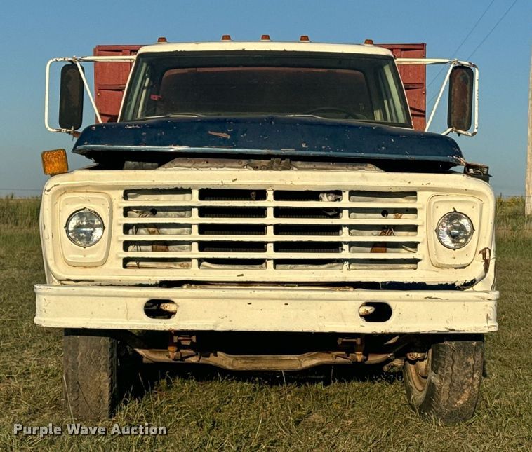 image for item OE9244 1976 Ford F700 grain truck