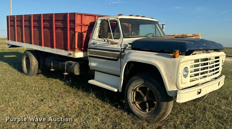 image for item OE9244 1976 Ford F700 grain truck