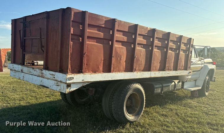 image for item OE9244 1976 Ford F700 grain truck