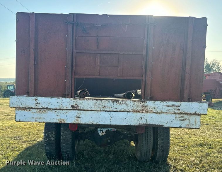 image for item OE9244 1976 Ford F700 grain truck