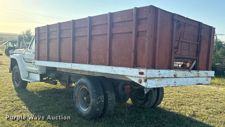image for item OE9244 1976 Ford F700 grain truck
