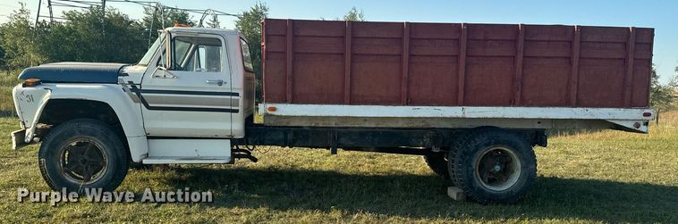 image for item OE9244 1976 Ford F700 grain truck