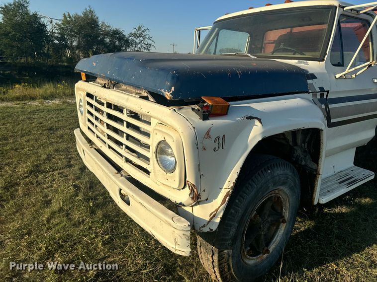 image for item OE9244 1976 Ford F700 grain truck