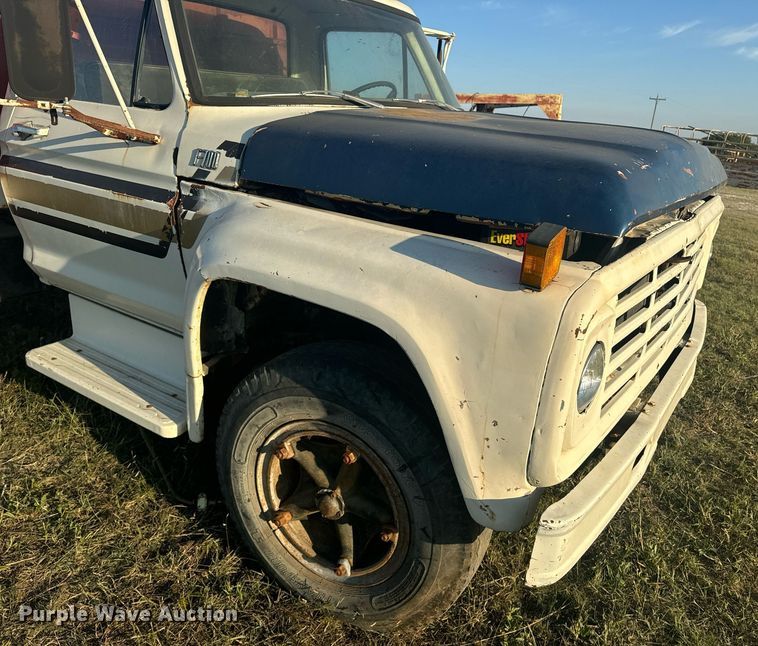 image for item OE9244 1976 Ford F700 grain truck