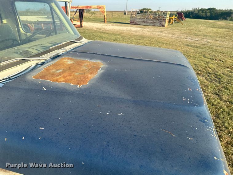 image for item OE9244 1976 Ford F700 grain truck