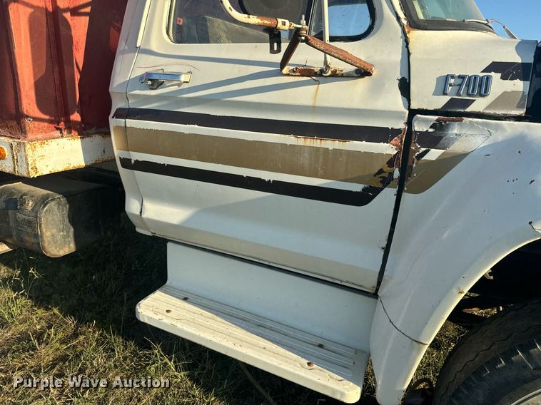 image for item OE9244 1976 Ford F700 grain truck