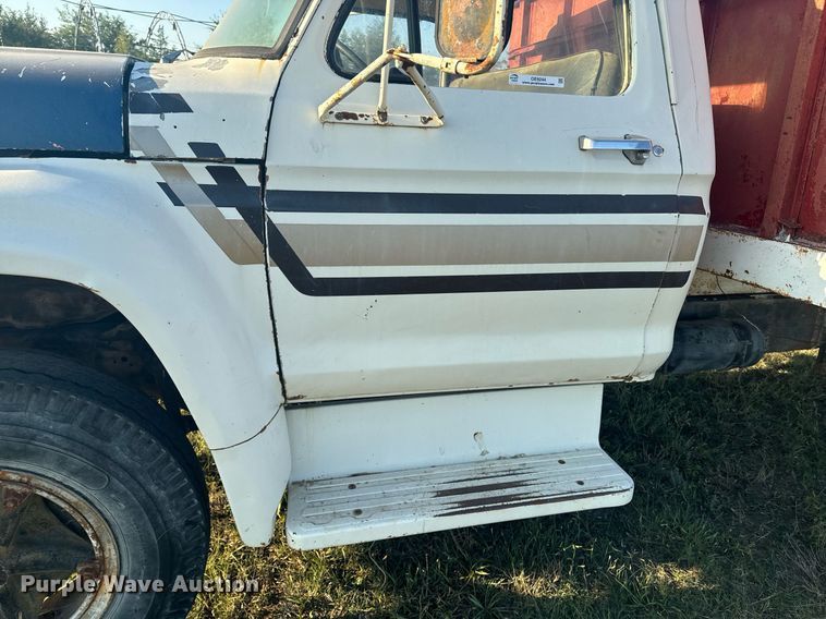 image for item OE9244 1976 Ford F700 grain truck