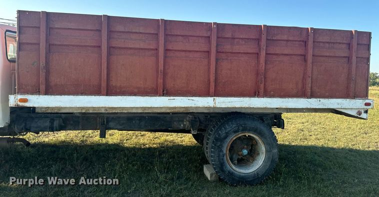 image for item OE9244 1976 Ford F700 grain truck