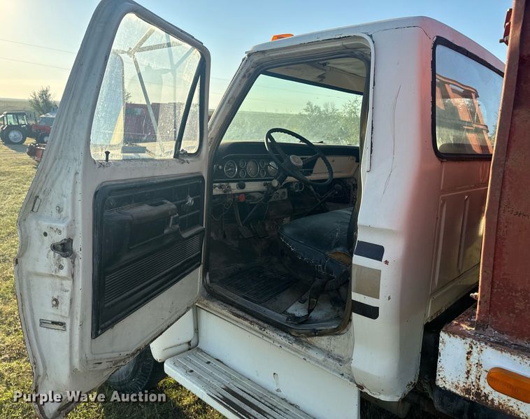image for item OE9244 1976 Ford F700 grain truck