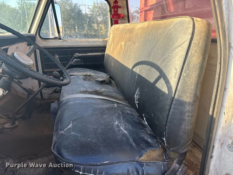 image for item OE9244 1976 Ford F700 grain truck