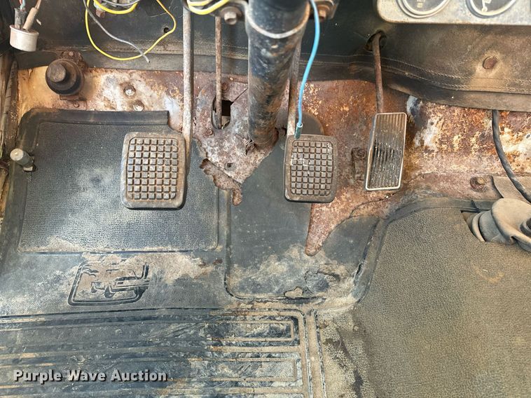 image for item OE9244 1976 Ford F700 grain truck