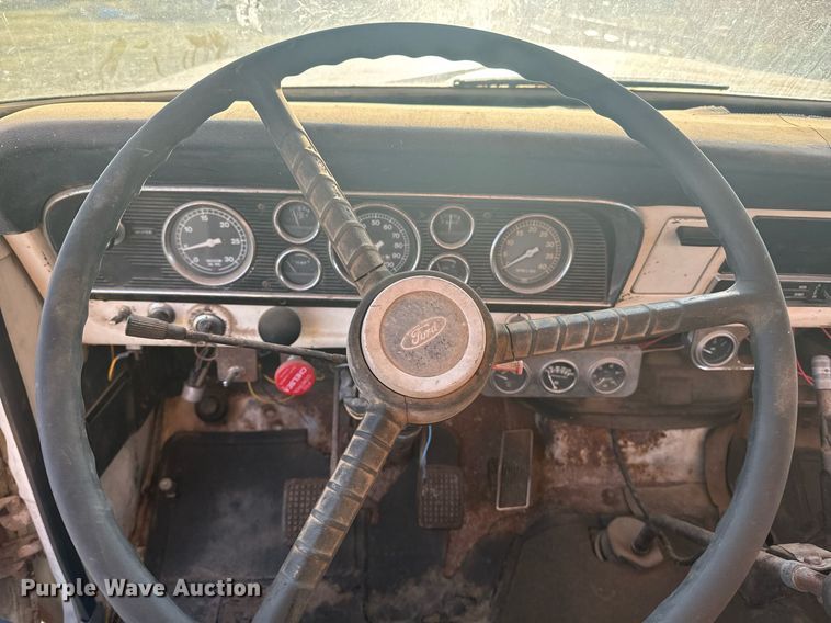 image for item OE9244 1976 Ford F700 grain truck