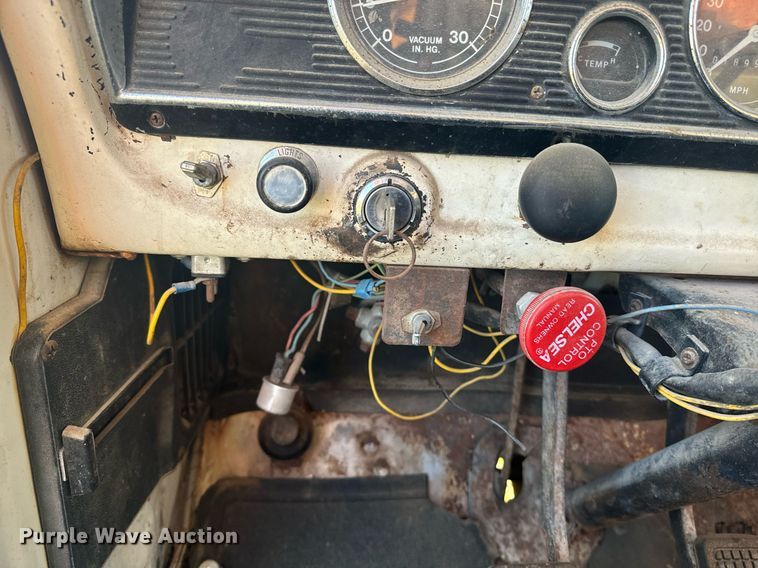 image for item OE9244 1976 Ford F700 grain truck