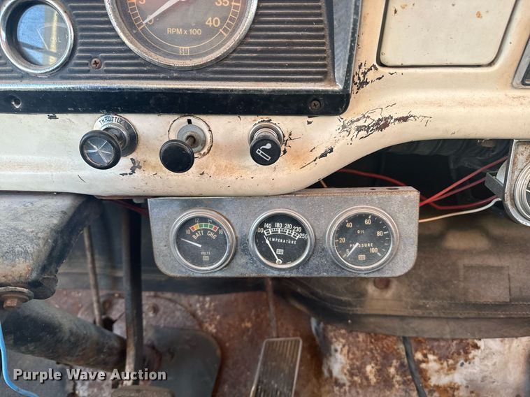 image for item OE9244 1976 Ford F700 grain truck