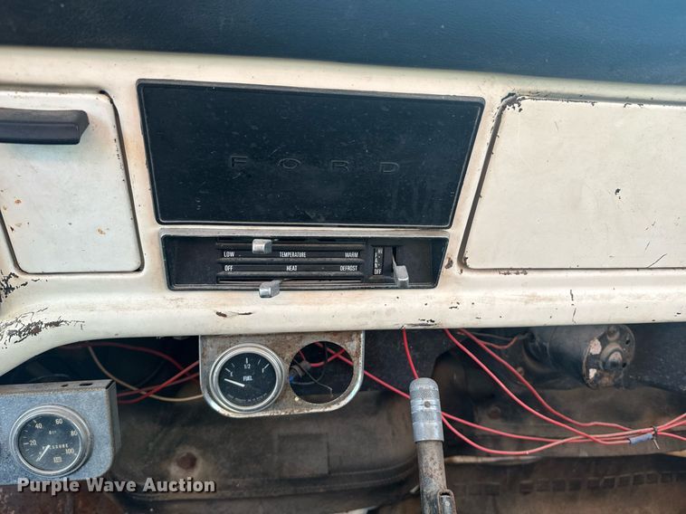 image for item OE9244 1976 Ford F700 grain truck