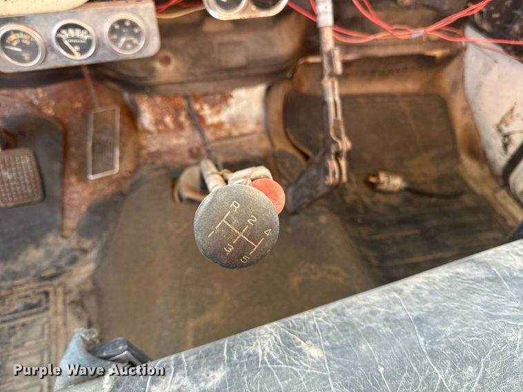 image for item OE9244 1976 Ford F700 grain truck