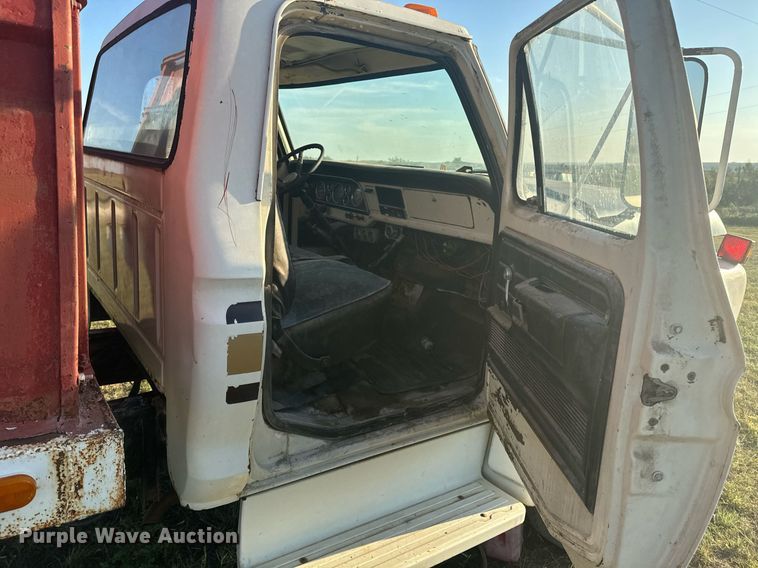 image for item OE9244 1976 Ford F700 grain truck