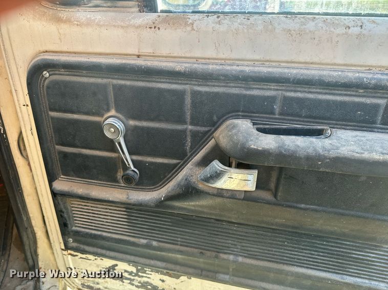 image for item OE9244 1976 Ford F700 grain truck