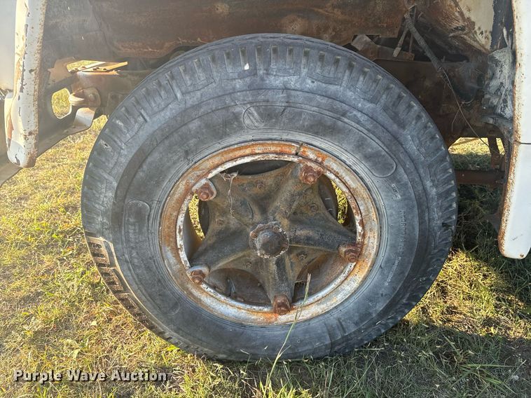 image for item OE9244 1976 Ford F700 grain truck