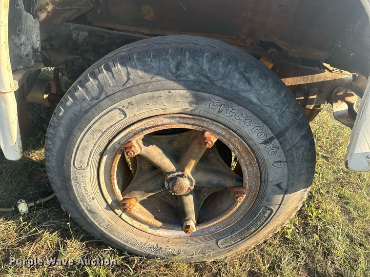 image for item OE9244 1976 Ford F700 grain truck