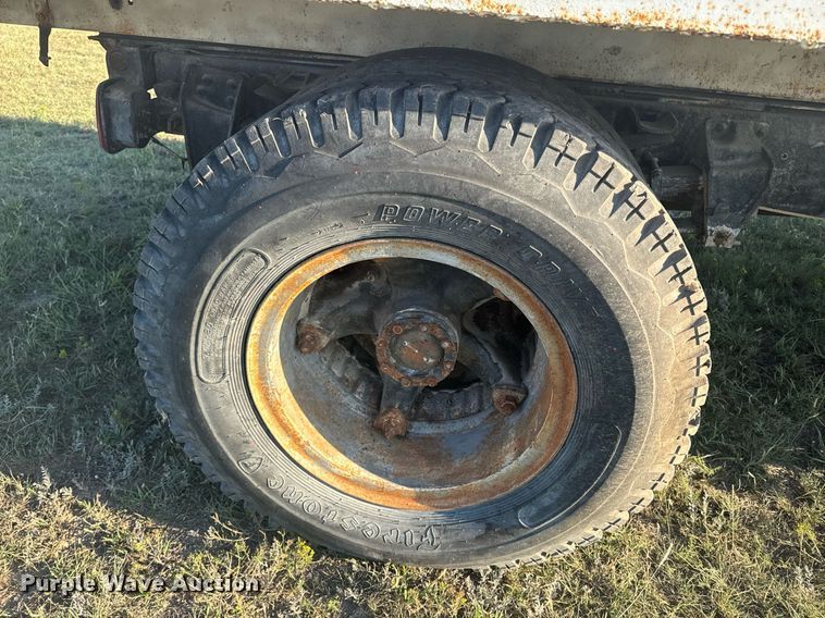 image for item OE9244 1976 Ford F700 grain truck