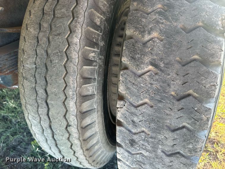 image for item OE9244 1976 Ford F700 grain truck