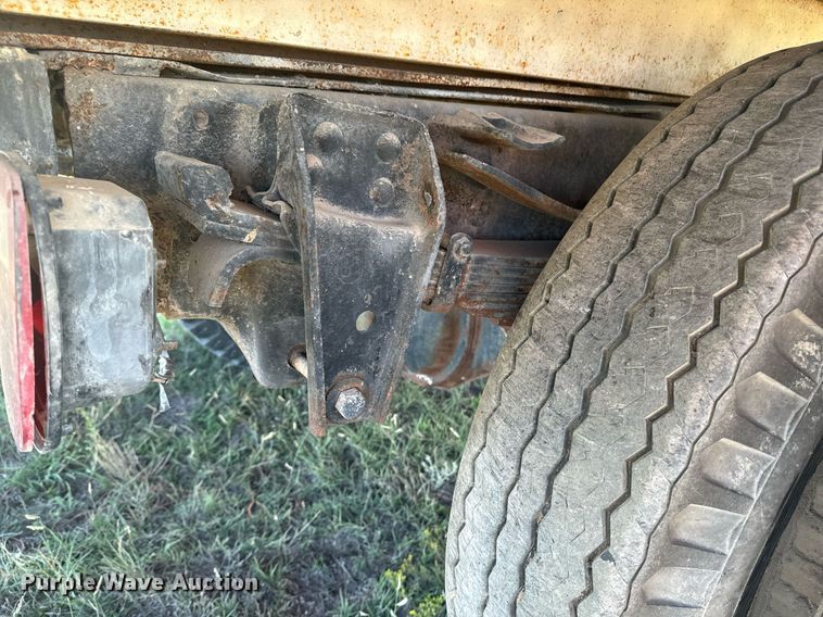 image for item OE9244 1976 Ford F700 grain truck