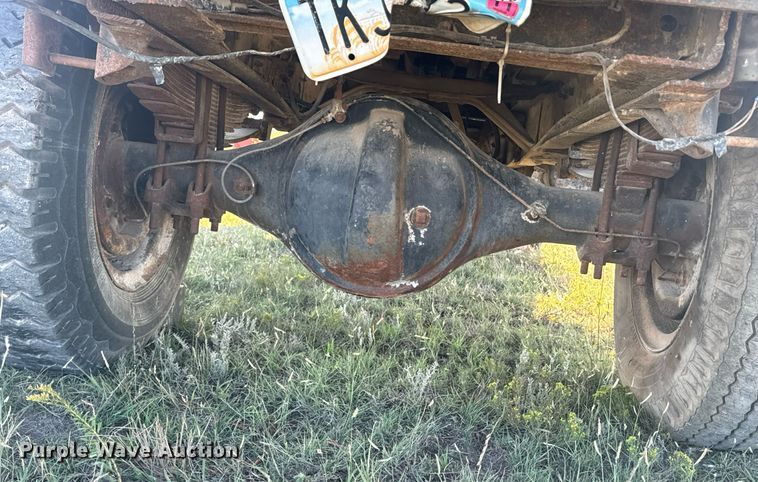 image for item OE9244 1976 Ford F700 grain truck