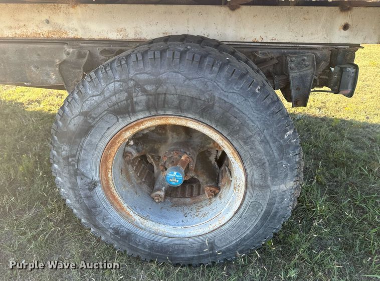 image for item OE9244 1976 Ford F700 grain truck