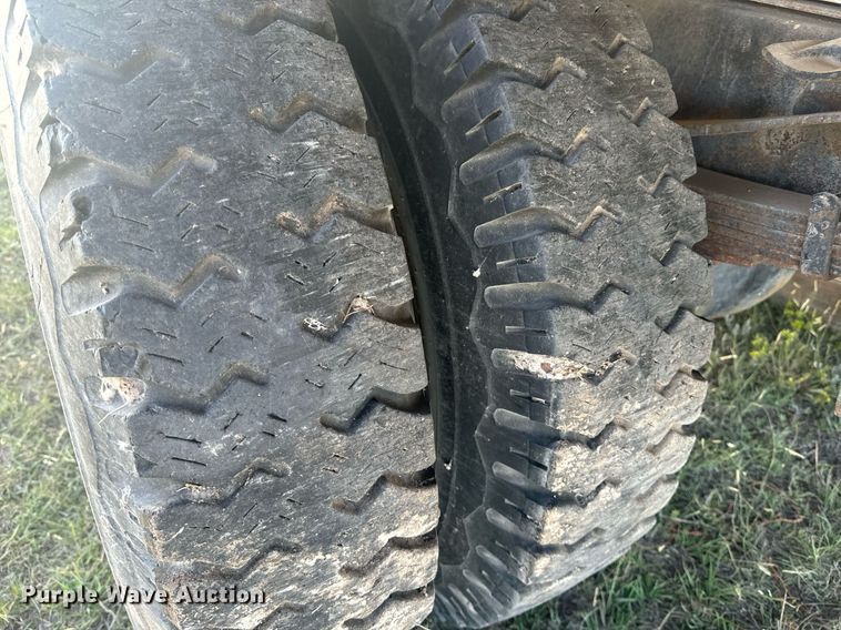 image for item OE9244 1976 Ford F700 grain truck