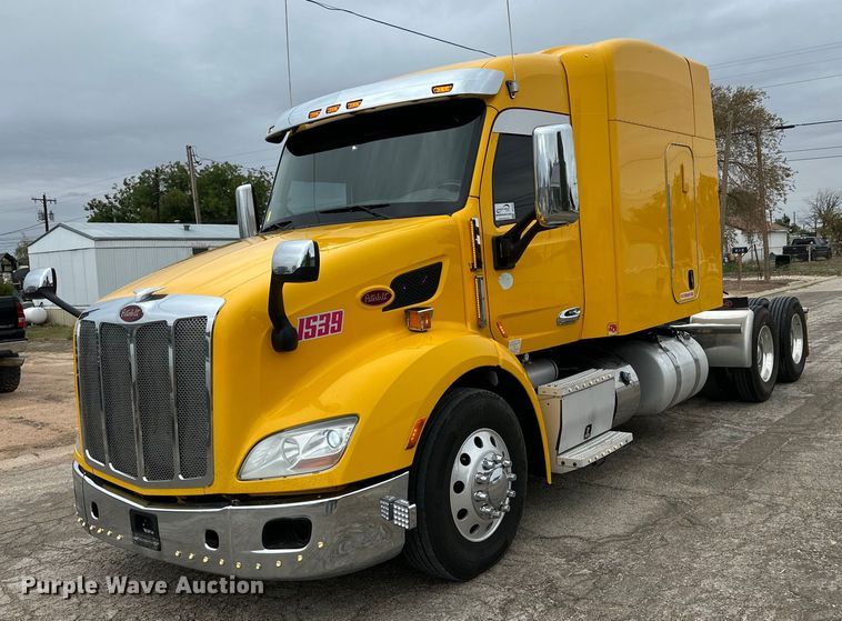 image for item DD3204 2016 Peterbilt 579 semi truck