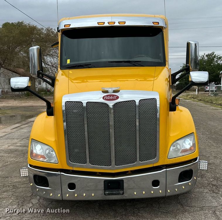 image for item DD3204 2016 Peterbilt 579 semi truck