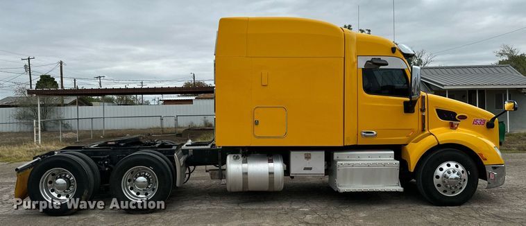 image for item DD3204 2016 Peterbilt 579 semi truck