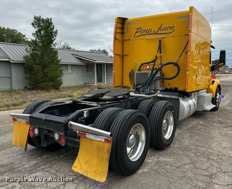image for item DD3204 2016 Peterbilt 579 semi truck