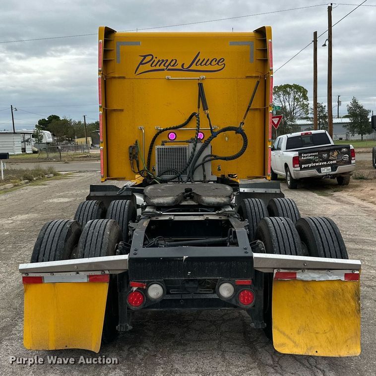 image for item DD3204 2016 Peterbilt 579 semi truck