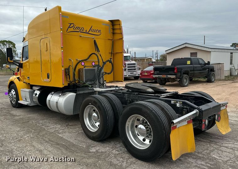 image for item DD3204 2016 Peterbilt 579 semi truck