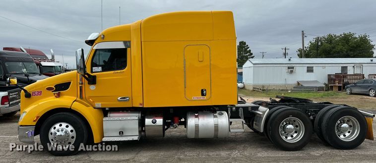 image for item DD3204 2016 Peterbilt 579 semi truck